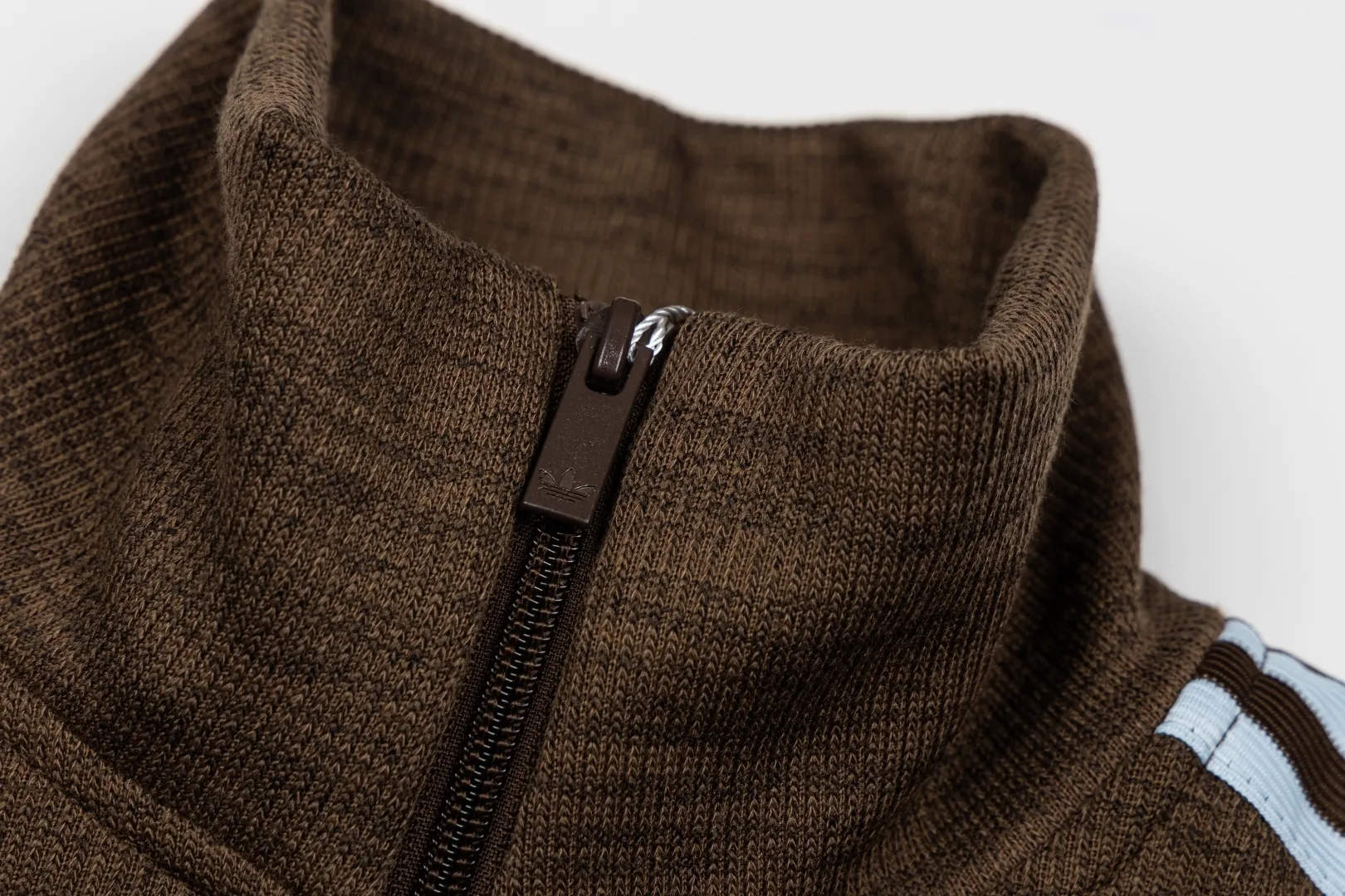 Adidas Clover Brown Trefoil Stand Collar Jacket The Retro color system collides with the Classic three stripes. It is relaxed and casual, with a neat and loose fit, and it is easy to capture the lazy boyish atmosphere. The Classic clover three stripes will never go out of style. The loose tailoring is suitable for various body shapes. It is simple and has its own texture. The two sets of styles can be switched at will. Wear the looseness of early autumn on your body and capture the relaxed boyish feeling! Item No.: LI-9478 Color: Brown Size: S-2XL